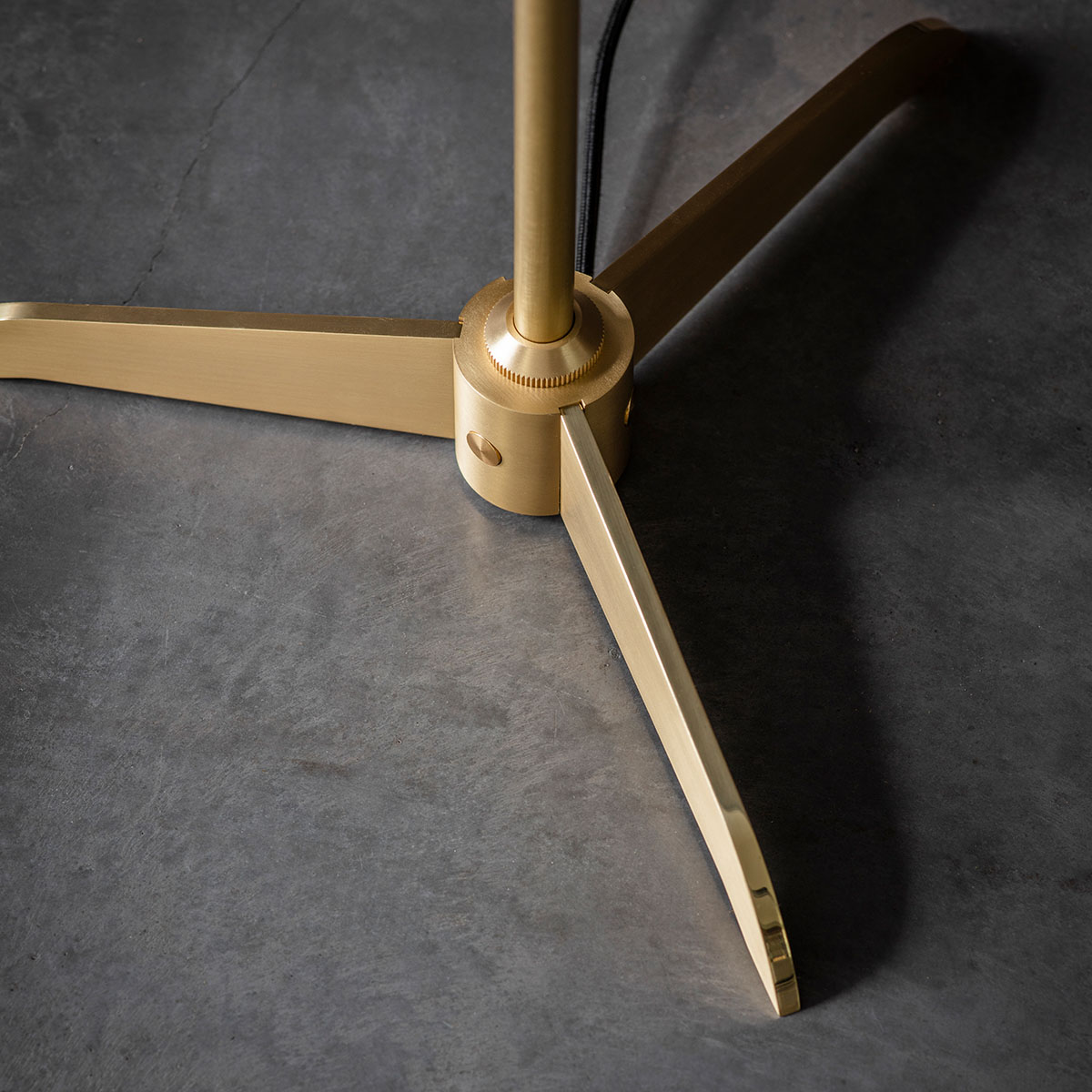 Messing und Porzellan Leuchte von Bert Frank – Pennon Standlampe, H: 140,5 cm, Bronze, geometrische Formen, atmosphärisches Licht