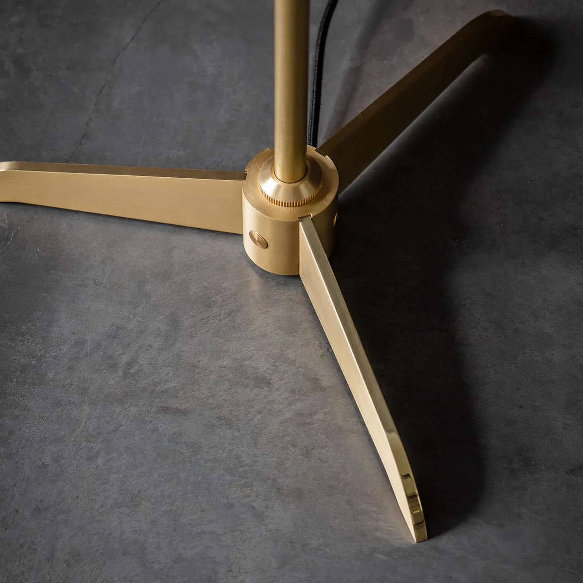 Messing und Porzellan Leuchte von Bert Frank – Pennon Standlampe, H: 140,5 cm, Bronze, geometrische Formen, atmosphärisches Licht