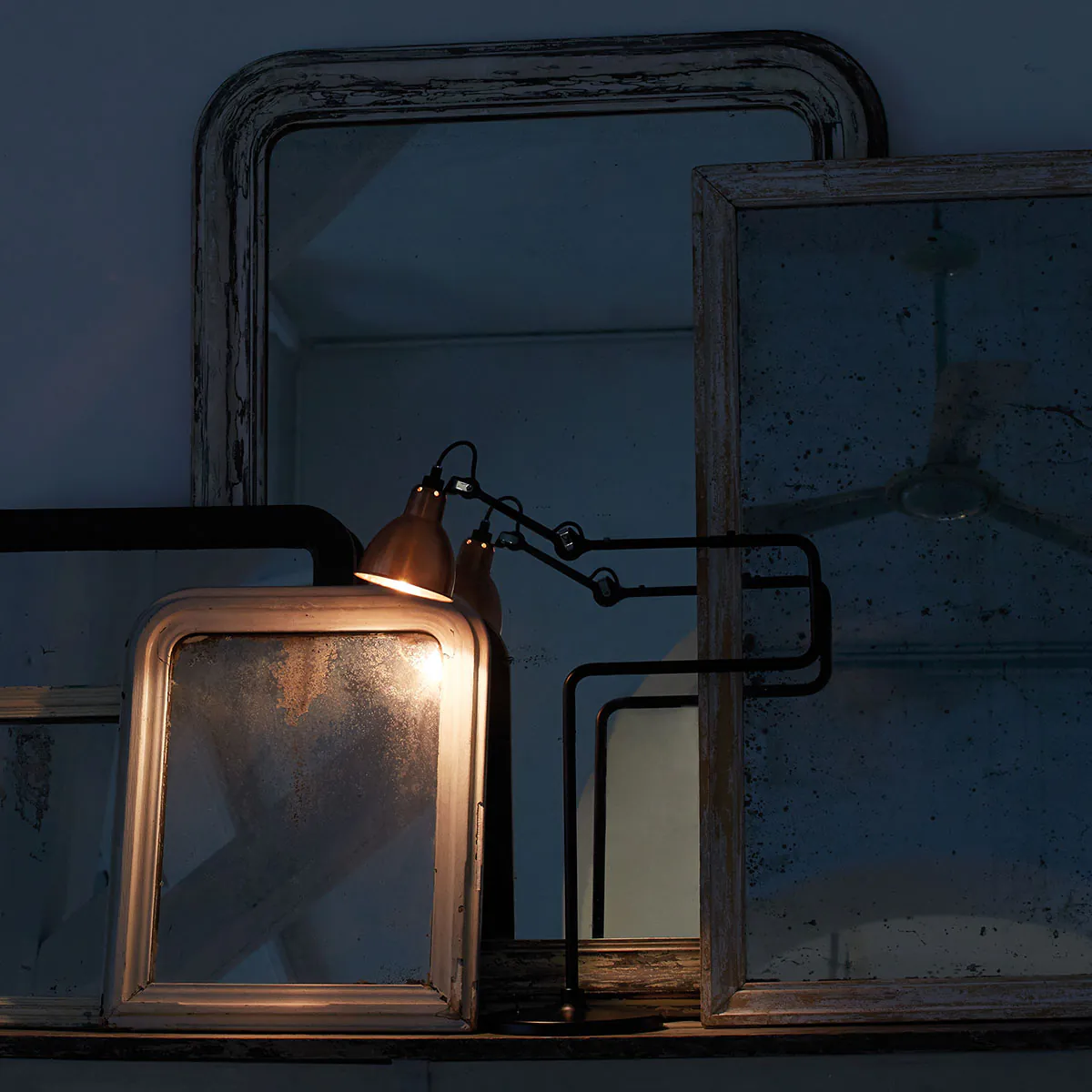 Lampe Gras N° 317 Tischleuchte, H: 65 cm Schwarz, Schirm Polycarbonat Rund in Schwarz Weiß – elegantes Design von DCW Editions ideal am Schreibtisch