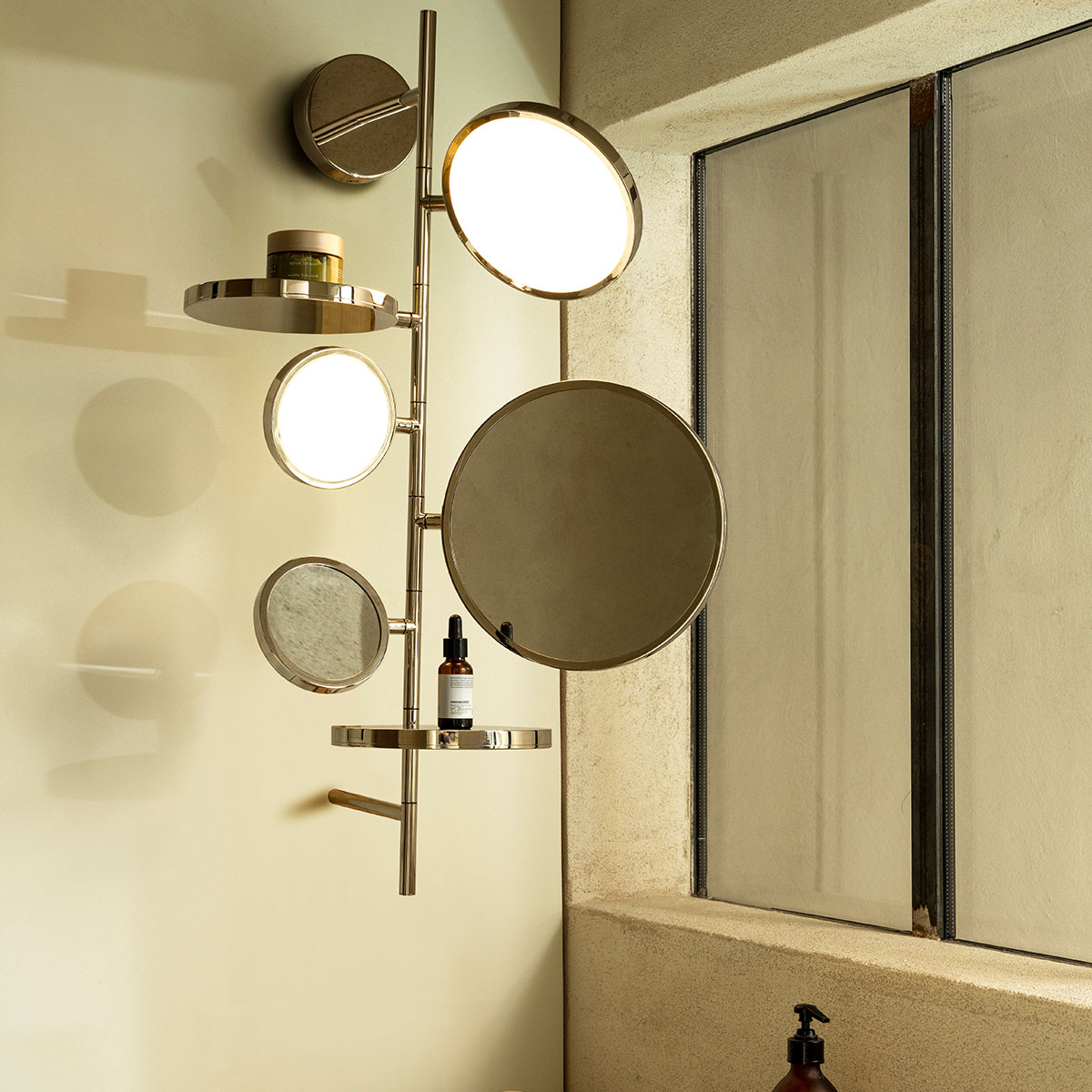 Tell me Stories Bad Wandleuchte mit Spiegel IP44 Schwarz – exklusives Design aus dem Hause DCW Editions für den Flur auch für Badezimmer geeignet