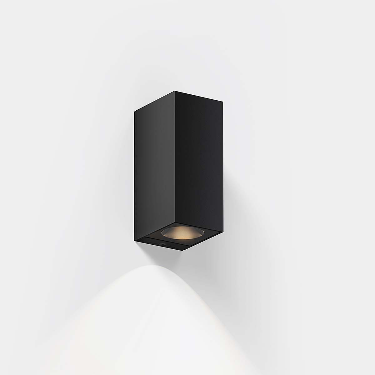IP44.de iem.2 down Wandleuchte, H: 15 cm, T: 8,2 cm Deep Black