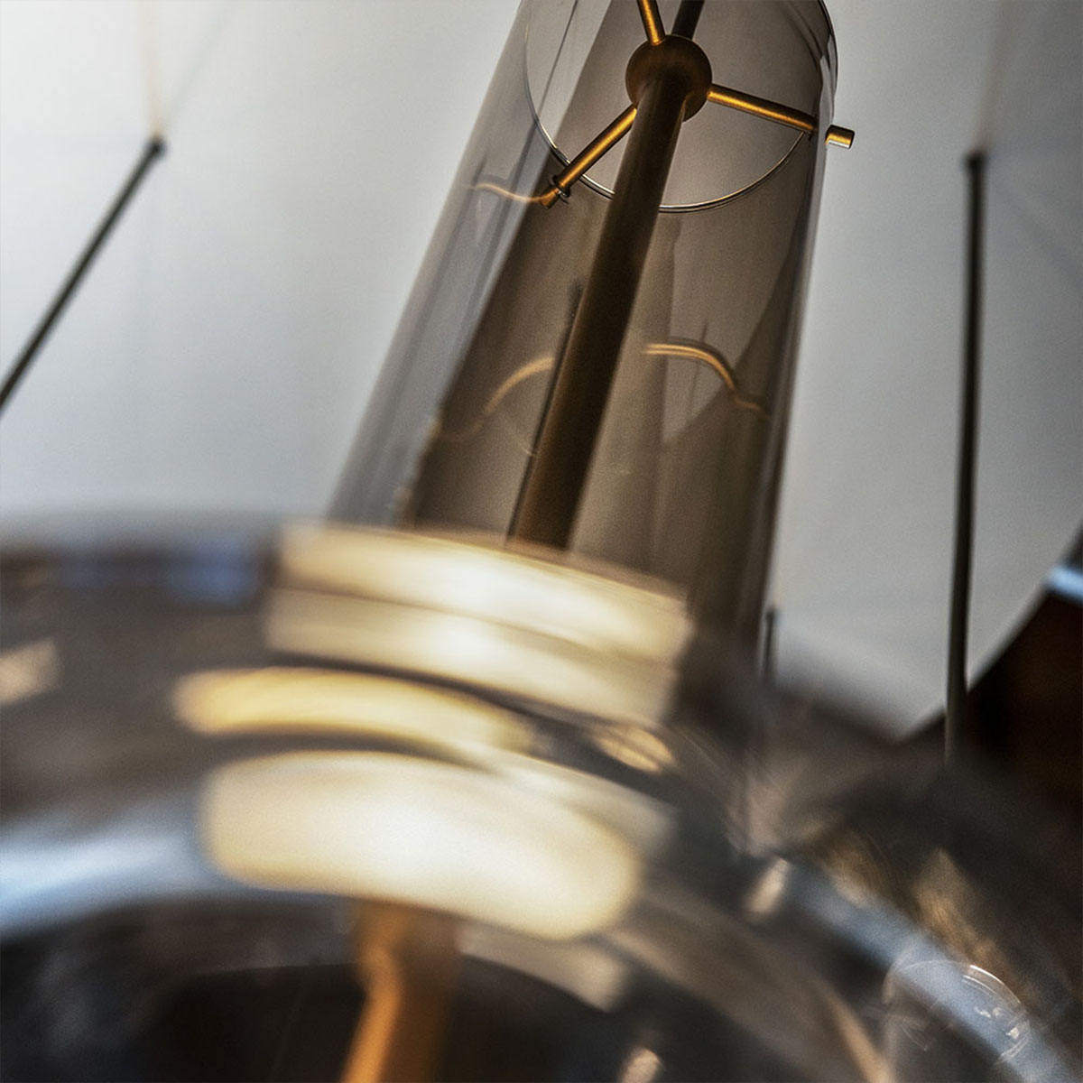 Penta Light Wonder 1504-23 Pendelleuchte Hängelampe – edles Glas in Gold, ästhetische Formsprache, warmes Licht, unterstreicht das Ambiente im Arbeitszimmer, ideal über Esstisch, Küche oder Wohnzimmer Penta Light Wonder 1504-20 Pendelleuchte Designerleuchte – mundgeblasenes Glas in Schwarz,, eleganter Lichtschein,, ideal über Esstisch, Küche oder Wohnzimmer