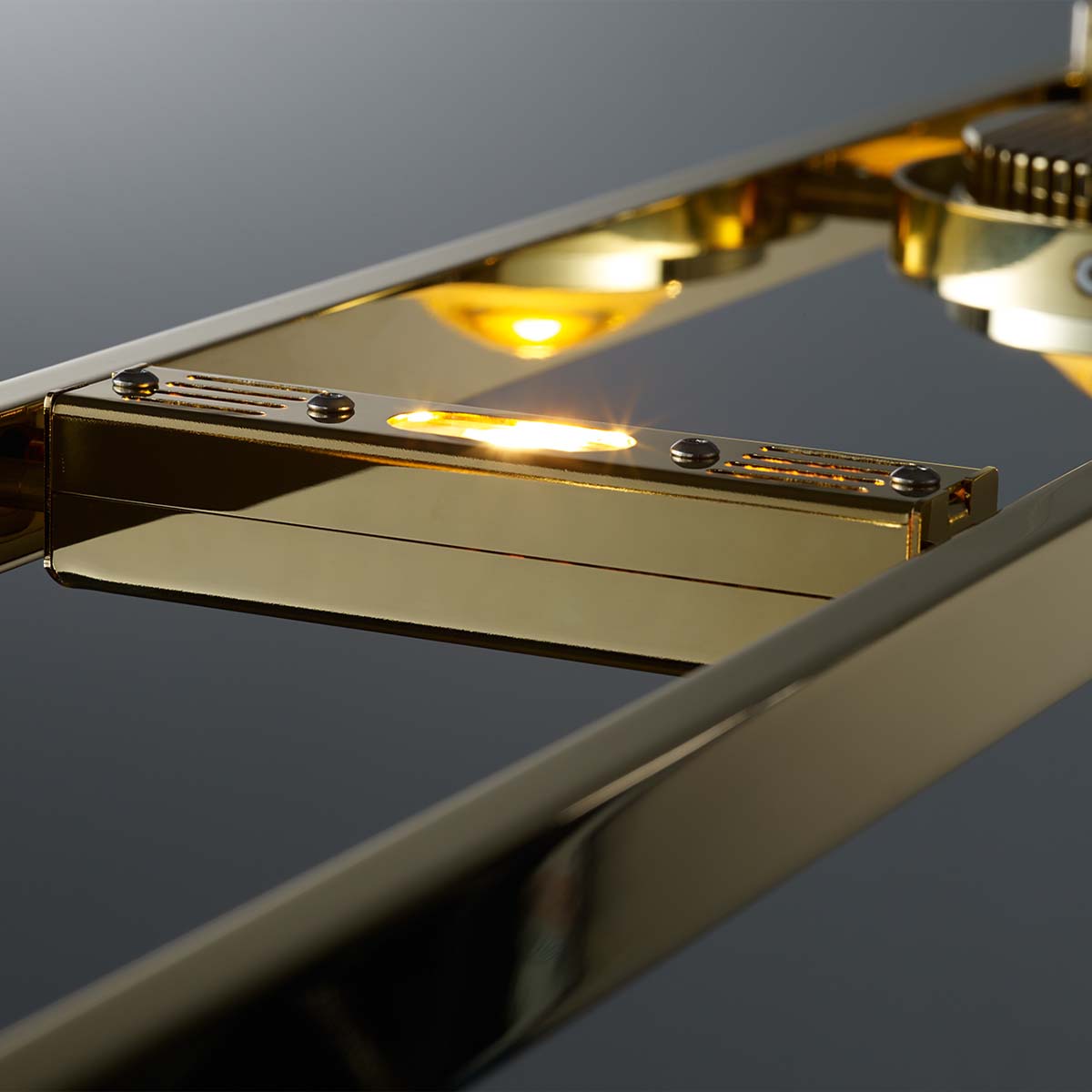 Moderne und längliche Pendelleuchte mit sechs Linsen fokusiert