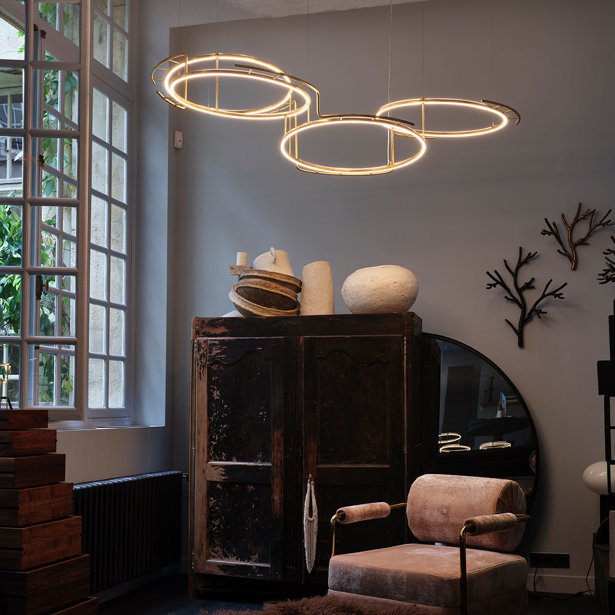 Broche Pendelleuchte L, L: 150 cm, B: 180 cm in Messing – modernes Design des Herstellers DCW Editions passt perfekt ins Wohnzimmer