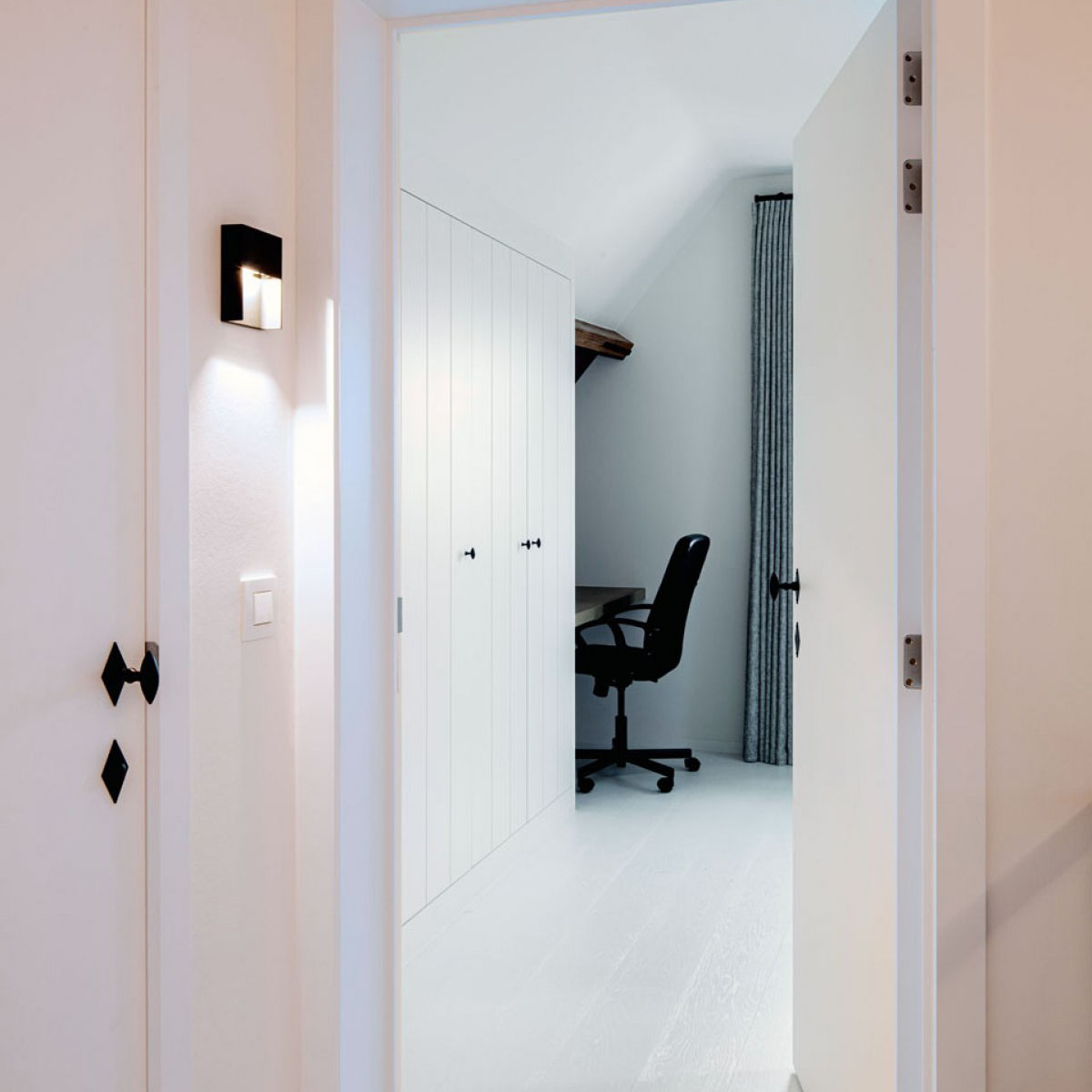 DeltaLight SKOV S 927 Wandleuchte, IP54 SKOV S 927 Wandleuchte, IP54, Alu Grau, Extra-Warmweiß 2700K, B: 10,1 cm – Ambiente Beleuchtung, zeitloses Design für Gäste-WC