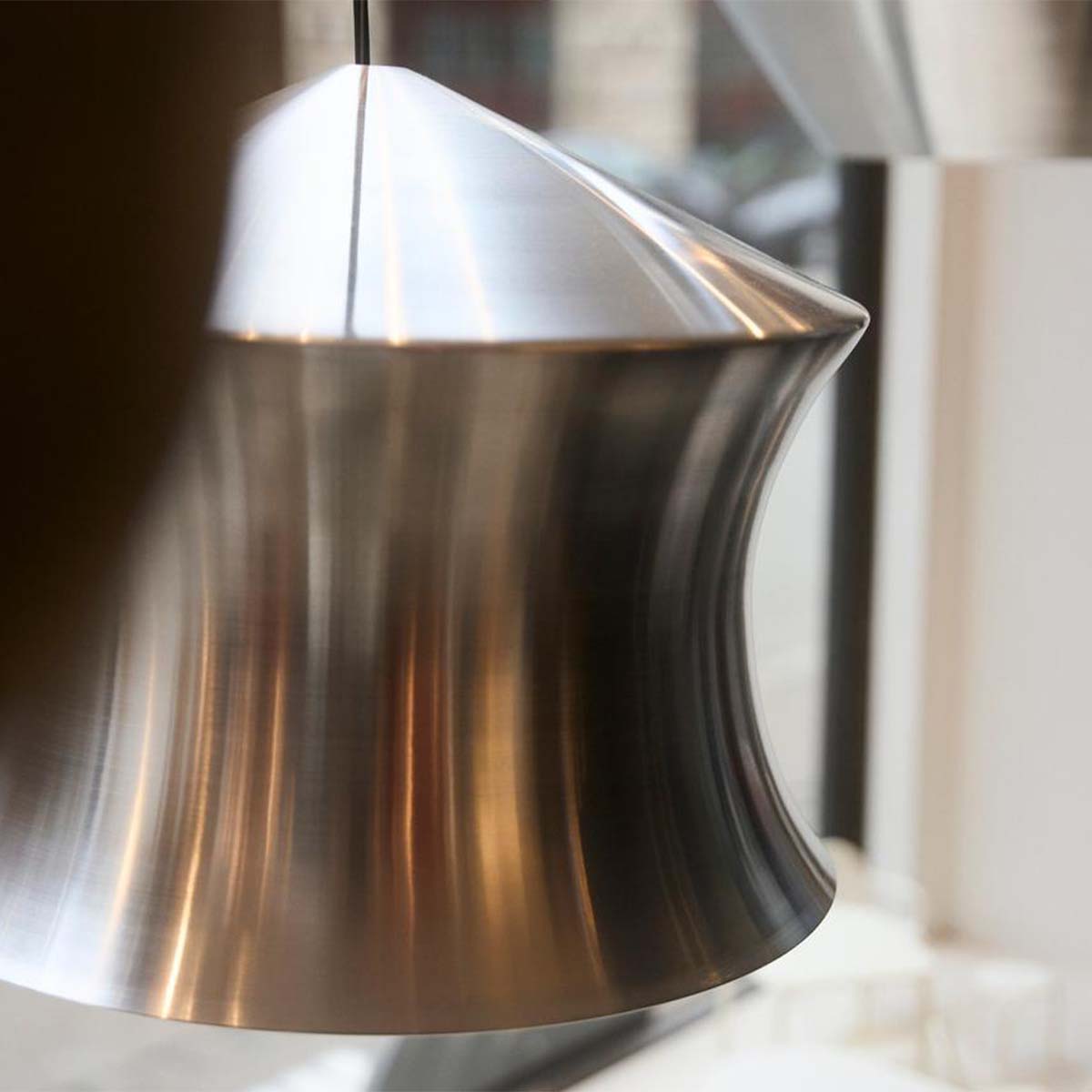 Tom Dixon Unbeaten Flat LED Pendelleuchte, Aluminium, Ø: 60 cm, H: 20 cm