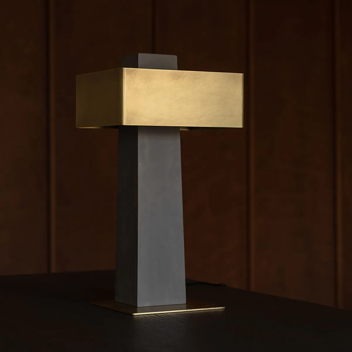 Collection Cauvet Tischleuchte IOTA in Messing Grau – hochwertige Designerleuchte aus dem Hause DCW Editions geeignet fürs Wohnzimmer