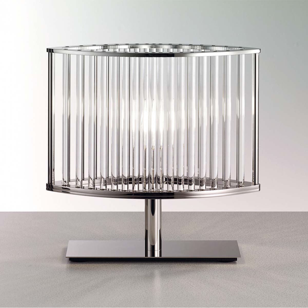 Kleine Tischleuchte matt vernickelt und gebürstet mit ovalem Standfuß