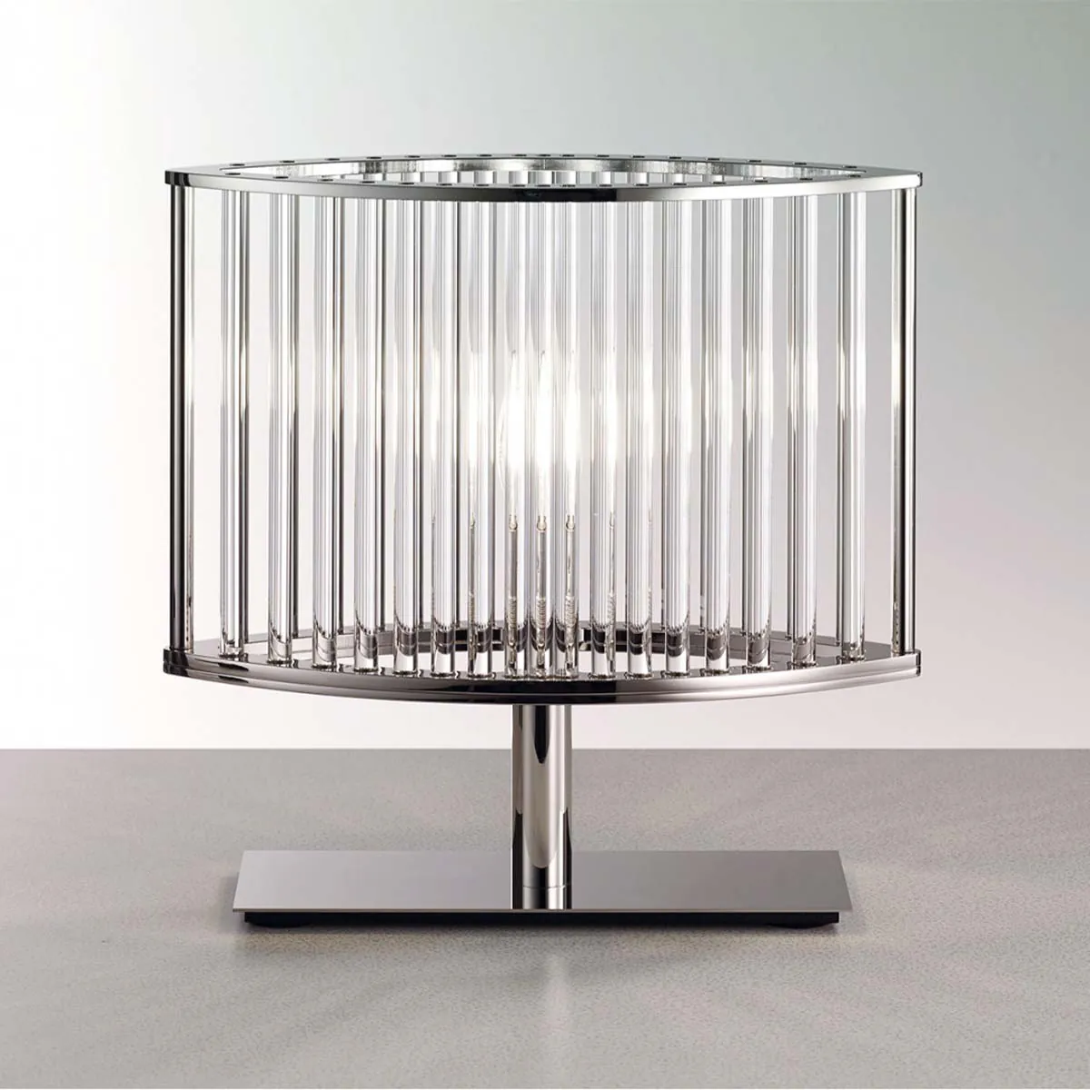 Kleine Tischleuchte matt vernickelt und gebürstet mit ovalem Standfuß