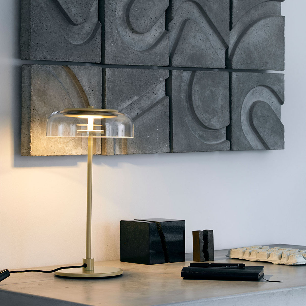 Blossi Tischleuchte, Ø: 23 cm, H: 44 cm, Schwarz & Opalglas