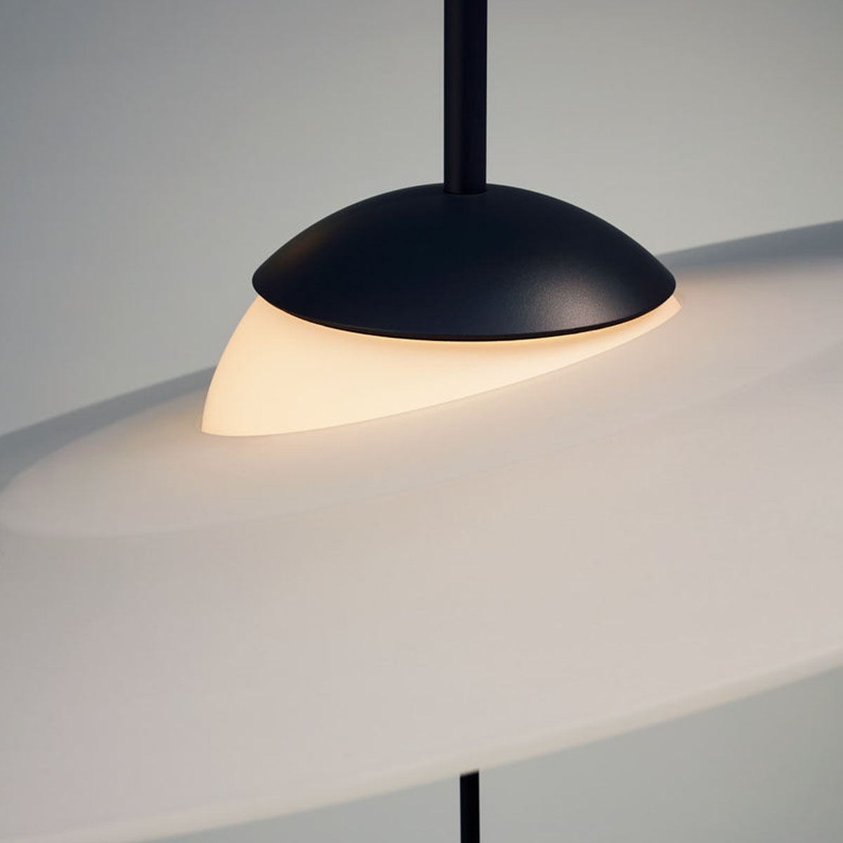 Exklusive pendelleuchte DCW Editions Mono L600 Pendelleuchte Ø: 60 cm Schwarz Modern – Ambienteansicht für Küche
