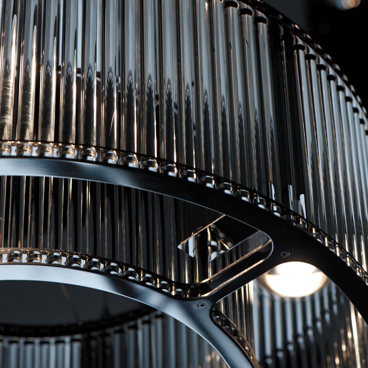 Elegante Pendelleuchte mit zylindrischem Glasschirm im fokusiert