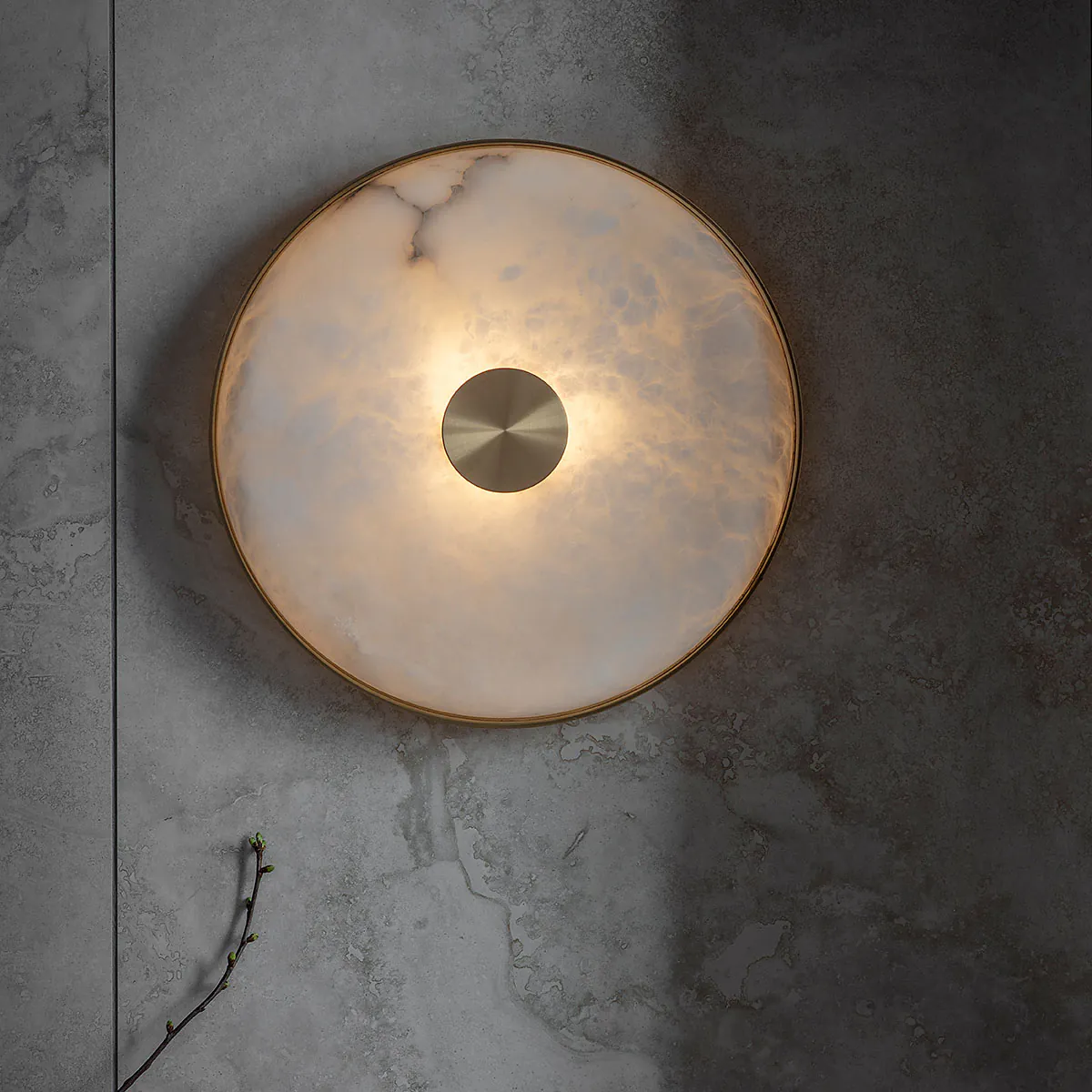 Bert Frank Beran Wandleuchte, Nickel satiniert, Ø: 36 cm aus goldfarbene Oberfläche und naturbelassener Alabasterstein – Designerleuchte aus England, atmosphärisches Licht