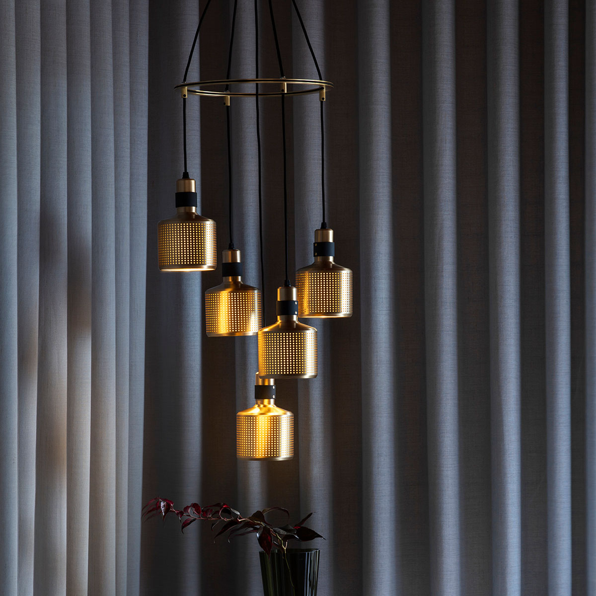 sanftes Licht: Bert Frank Riddle Cluster Pendelleuchte, 5-flammig, Schwarz – gefertigt aus goldfarbene Oberfläche, traditionell gefertigt, Riddle-Serie mit exklusiven Designer-Wandleuchten