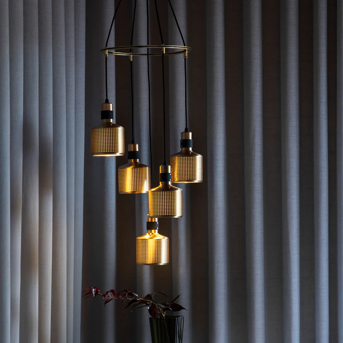 sanftes Licht: Bert Frank Riddle Cluster Pendelleuchte, 5-flammig, Schwarz – gefertigt aus goldfarbene Oberfläche, traditionell gefertigt, Riddle-Serie mit exklusiven Designer-Wandleuchten