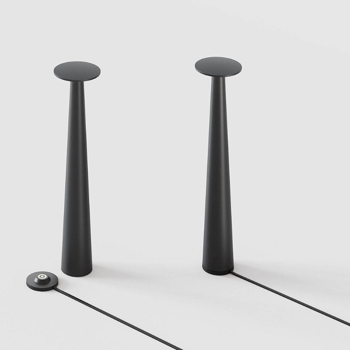 Schmale Akku Tischleuchte für außen schwarz