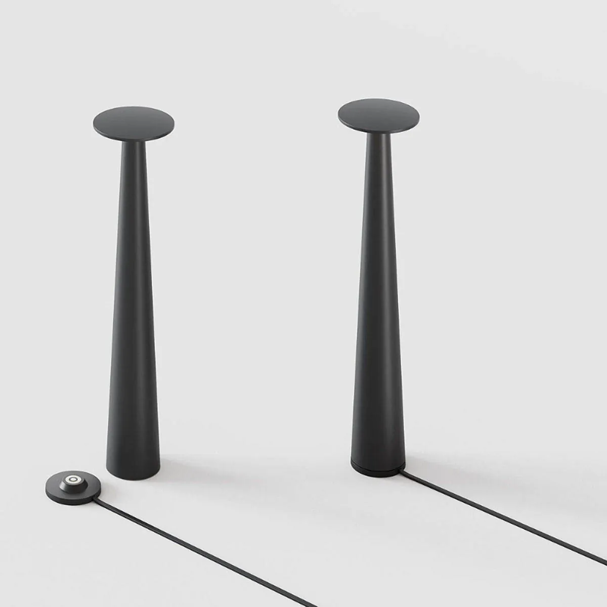 Schmale Akku Tischleuchte für außen schwarz