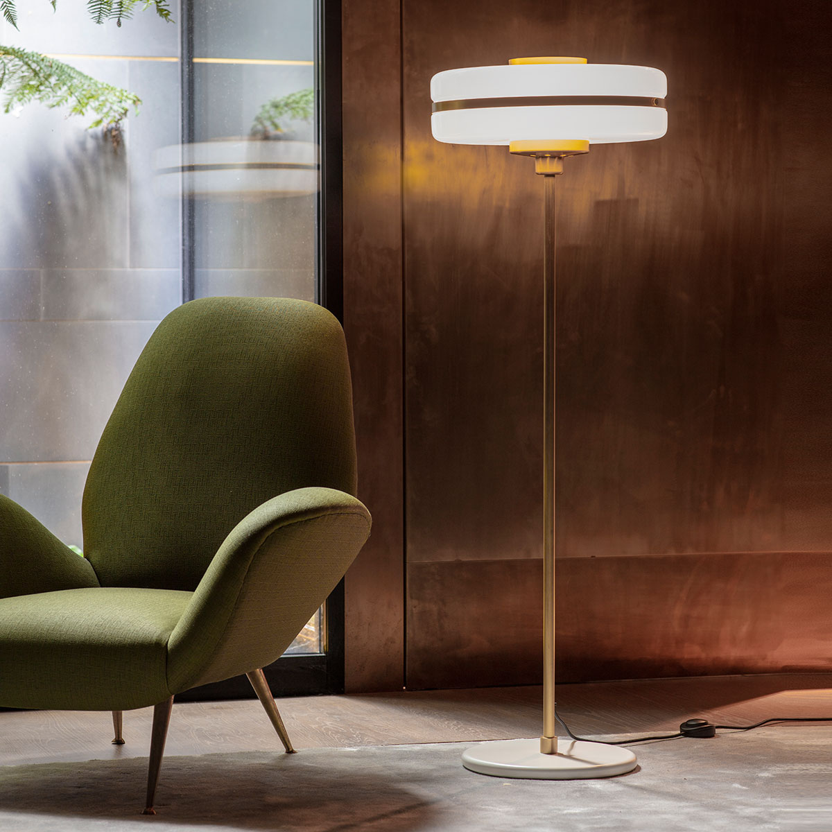 atmosphärisches Licht: Bert Frank Masina Stehleuchte, H: 135 cm – gefertigt aus gebürstetes Messing und Stahl und Glas, handgefertigt atmosphärisches Licht: Bert Frank Masina Stehleuchte, H: 135 cm – gefertigt aus gebürstetes Messing und Stahl und Glas, handgefertigt