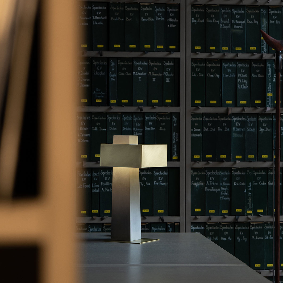 Collection Cauvet Tischleuchte IOTA in Messing Grau – moderne Designerleuchte des Herstellers DCW Editions geeignet fürs Wohnzimmer