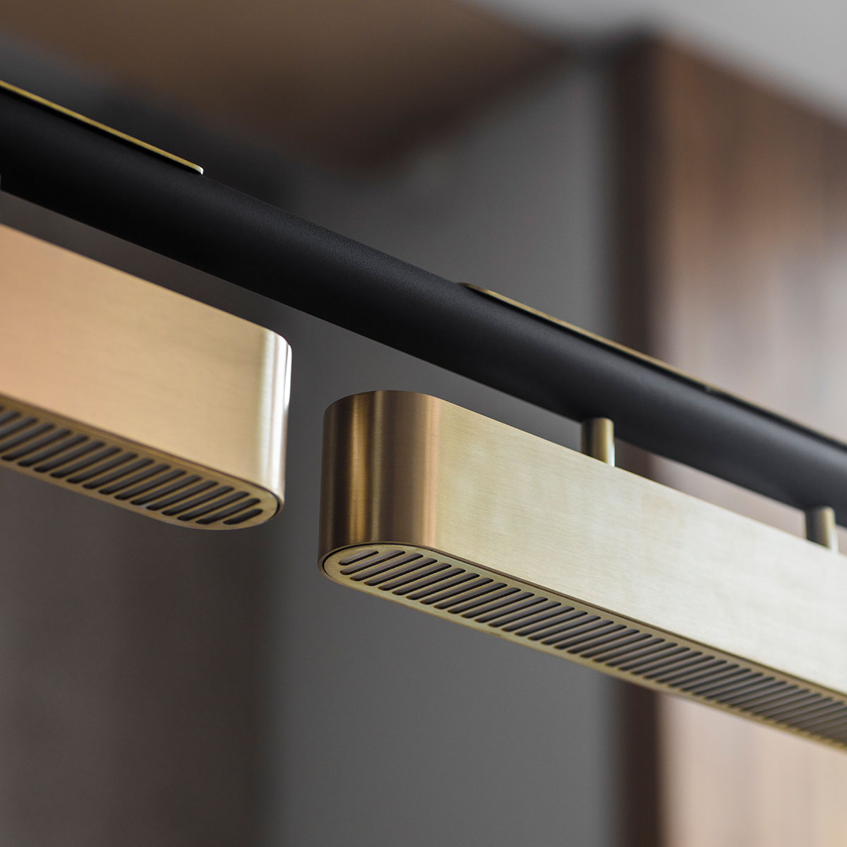 Perfekt für Esszimmer oder Lounge: Bert Frank Colt Hängeleuchte, L: 140 cm, 3-flammig aus Messing und Stahl – fokussiertes Licht Perfekt für Esszimmer oder Lounge: Bert Frank Colt Hängeleuchte, L: 140 cm, 3-flammig aus Messing und Stahl – fokussiertes Licht