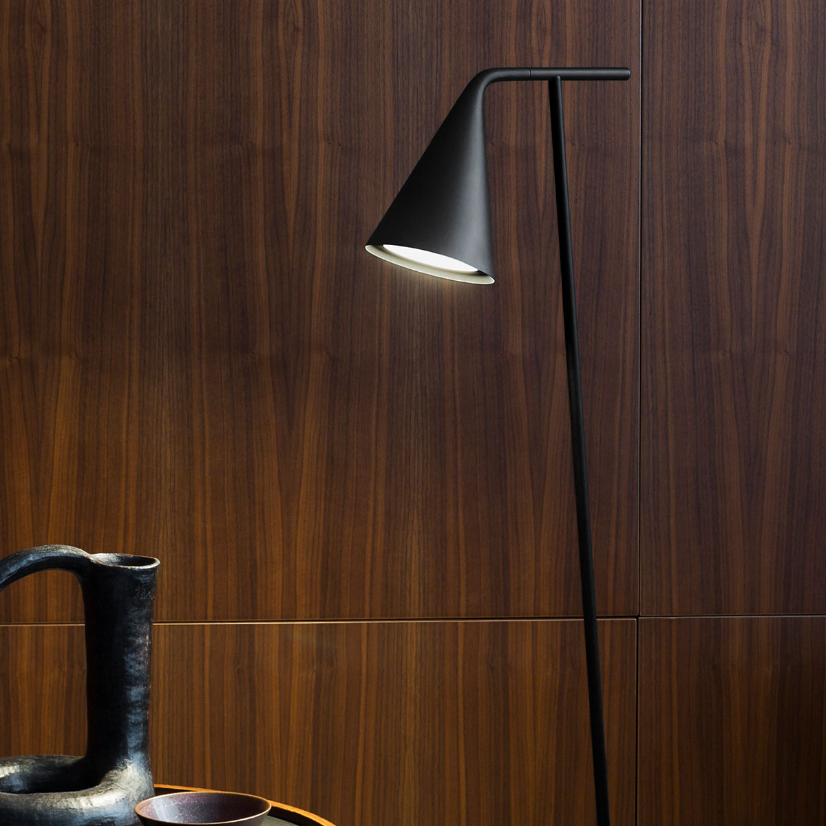 Tooy_Gordon_561-61 Designerleuchte TOOY Gordon 561.61 Stehleuchte H: 140 cm, Schwarz Matt & Messing aus Metall Aluminium PMMA in Schwarz Messing