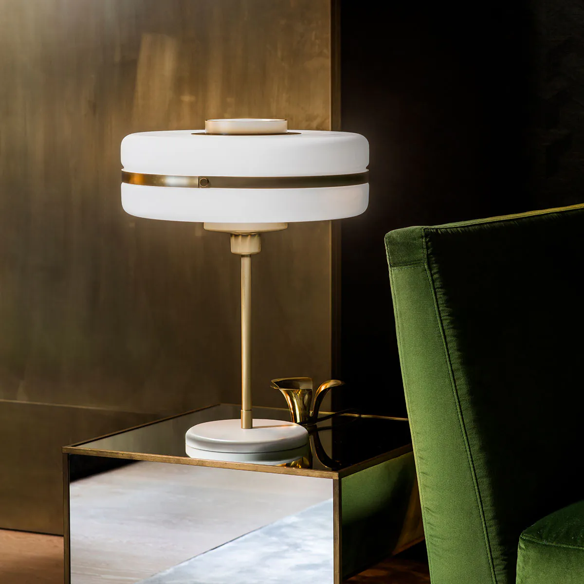 Bert Frank Masina Tischlampe, Ø: 36 cm, H: 52 cm aus Messing und Stahl und Glas – Designerleuchte aus England, atmosphärisches Licht