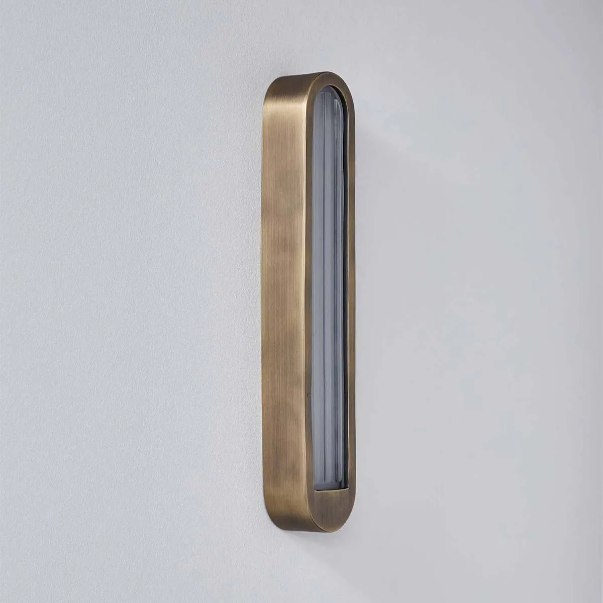 Original BTC AWH Wandleuchte, H: 42,9 cm, B: 8,2 cm Messing antik