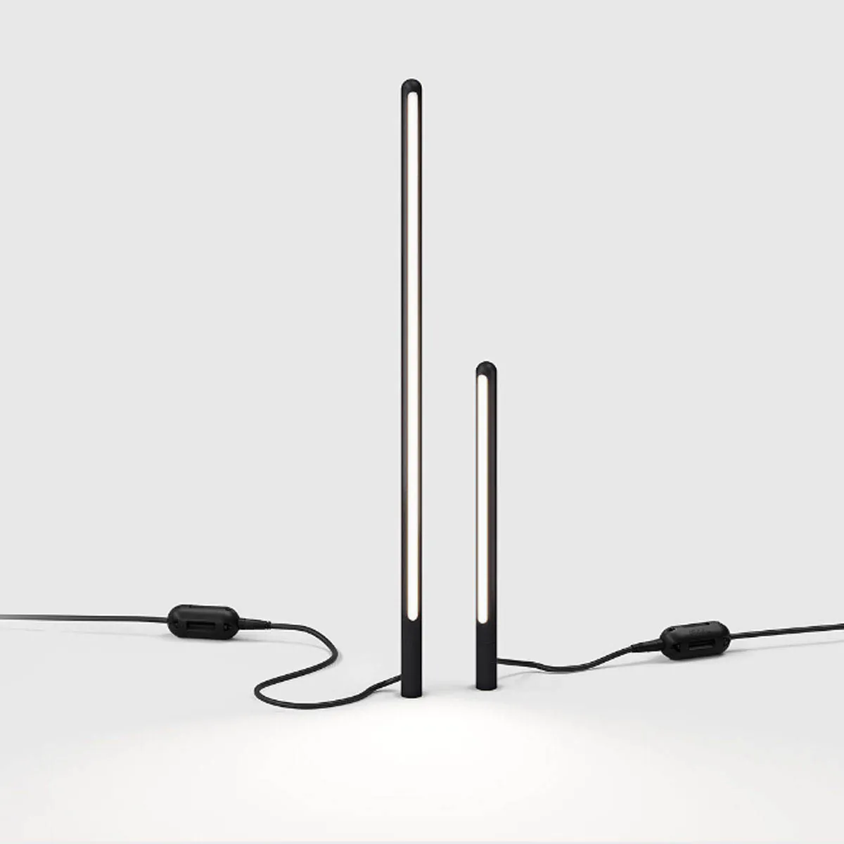 Längliche stabförmige außen Erdspießleuchte schwarz mit Stecker