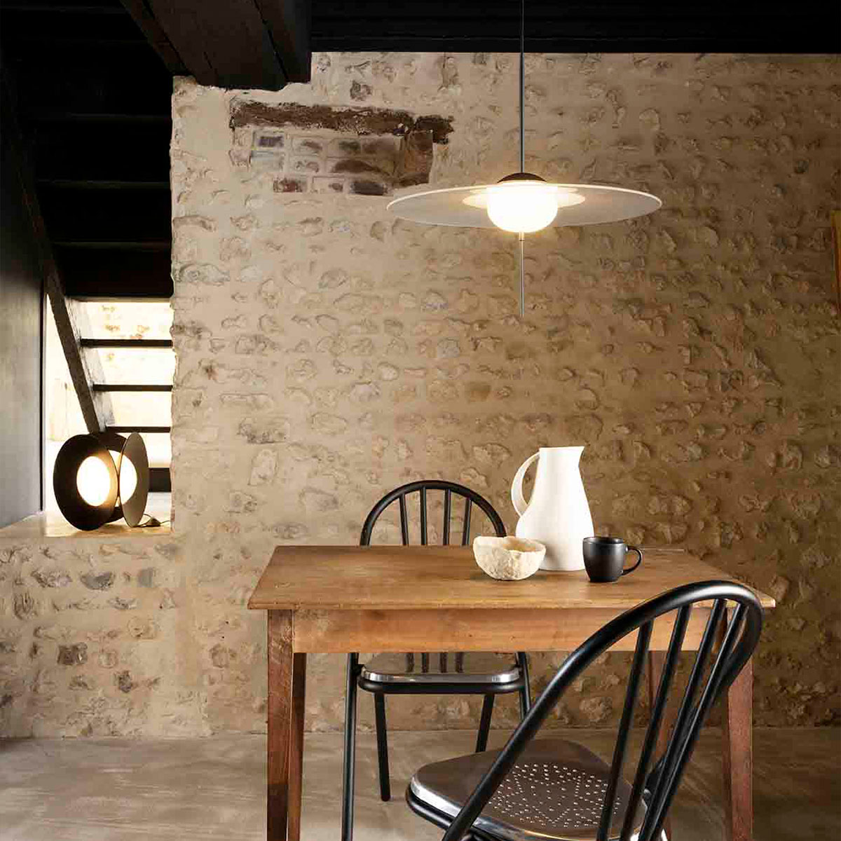 Mono M400 Pendelleuchte Ø: 40 cm in Schwarz Weiß – moderne Designerleuchte des Herstellers DCW Editions ideal über einer Kochinsel Mono L600 Pendelleuchte Ø: 60 cm in Schwarz Weiß – exklusive Designerleuchte von DCW Editions passt perfekt ins Wohnzimmer