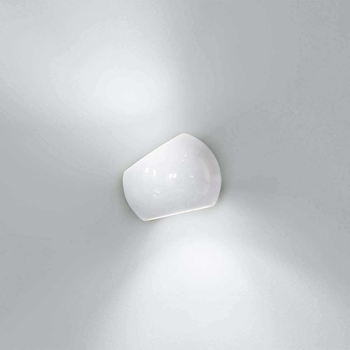 Moderne weiße Wandleuchte mit asymmetrischem Design, die Licht nach oben und unten abstrahlt