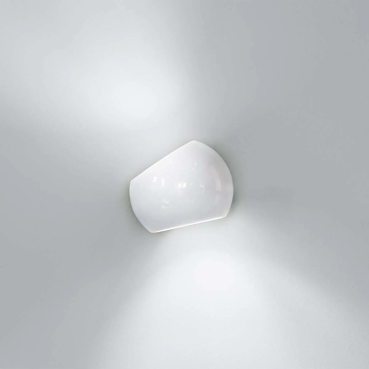 Licht im Raum White Moons 1 Wandleuchte, Ø: 16,5 cm, Wandhalterung rund Moderne weiße Wandleuchte mit asymmetrischem Design, die Licht nach oben und unten abstrahlt