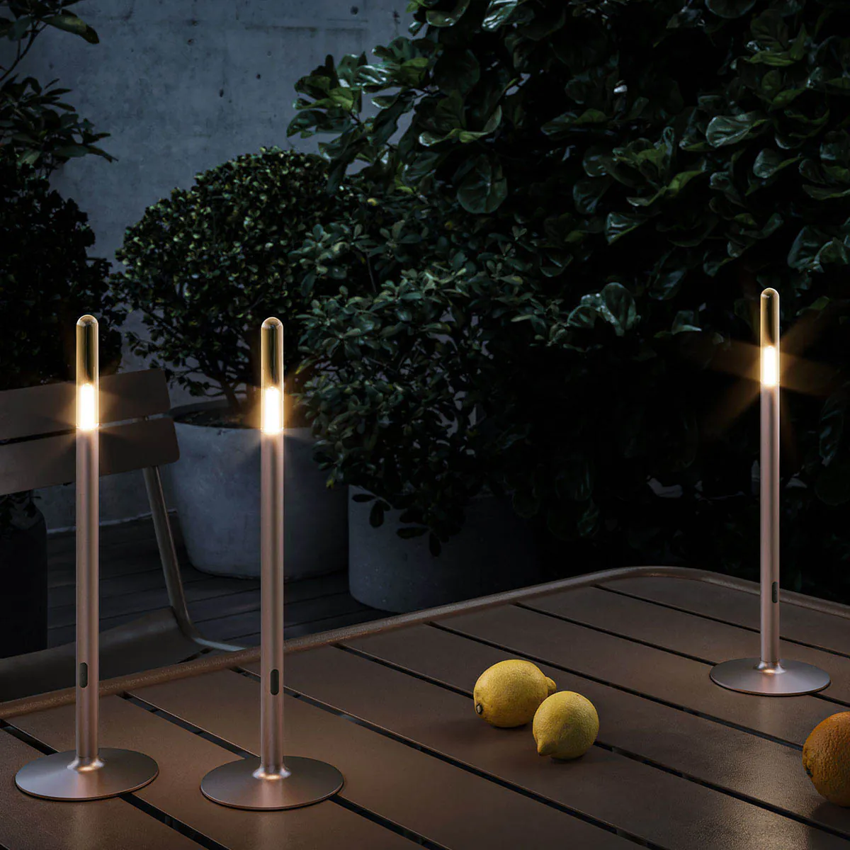 Stabförmige kleine Akku Tischleuchte ohne Kabel im Garten