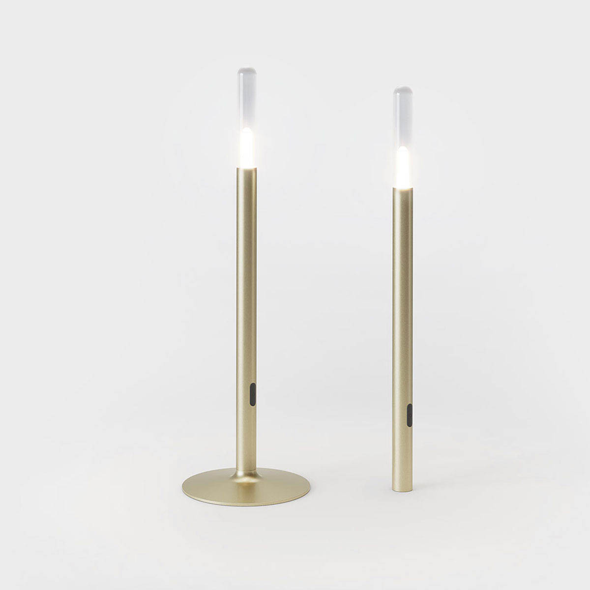 IP44.de glim Mobile Akku Tischleuchte, Ø: 10 cm, H: 33 cm, Bright Bronze Stabförmige kleine Akku Tischleuchte in der Farbe gold