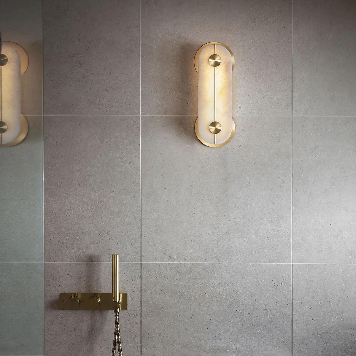 atmosphärisches Licht: Bert Frank Brace Wandlleuchte, Nickel satiniert, H: 64 cm – gefertigt aus gebürstetes Messing und edler Alabaster, luxuriöse Verarbeitung