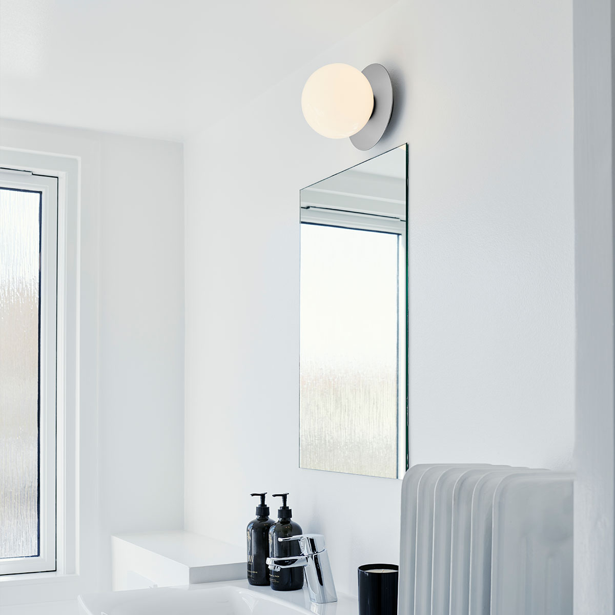 Nuura Liila 1 Medium Wand- und Deckenleuchte, Ø: 16,5 cm LED Wandleuchte – in Weiß, skandinavisches Design, blendfreier Beleuchtung, ideal für Flur