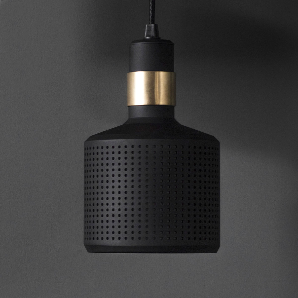 Perfekt für Esszimmer oder Lounge: Bert Frank Riddle Pendelleuchte, Schwarz aus poliertes Messing – funktionales Licht