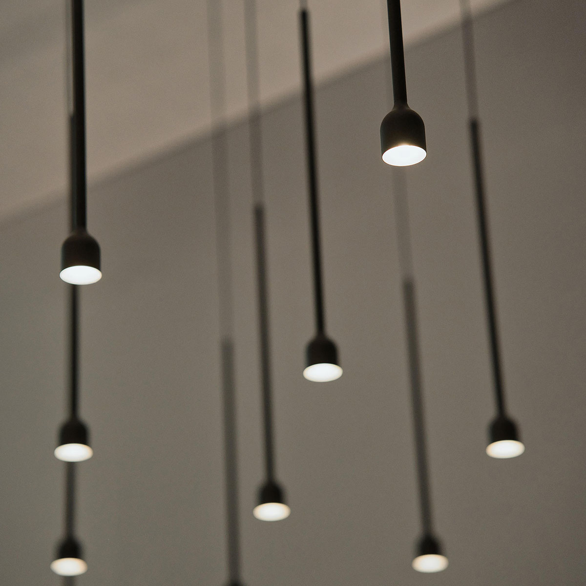 Penta Light Hail Pendelleuchte Ø: 3,4 cm Hängeleuchte – mundgeblasenes Glas in Schwarz matt, italienisches Premium-Design, harmonische Beleuchtung, setzt ein Highlight im Esszimmer, exklusive Designerleuchte von Penta Light, ideal über Esstisch, Küche ode