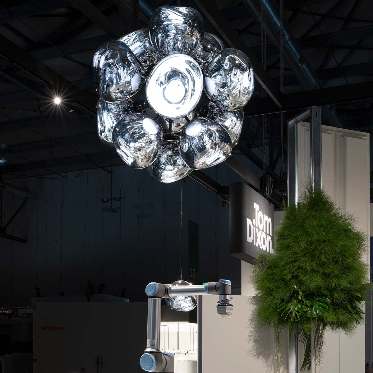 Tom Dixon Melt Burst LED Chandelier, Ø: 153 cm, H: 136.5 cm, 12-flammig, Bronze, Schwarz