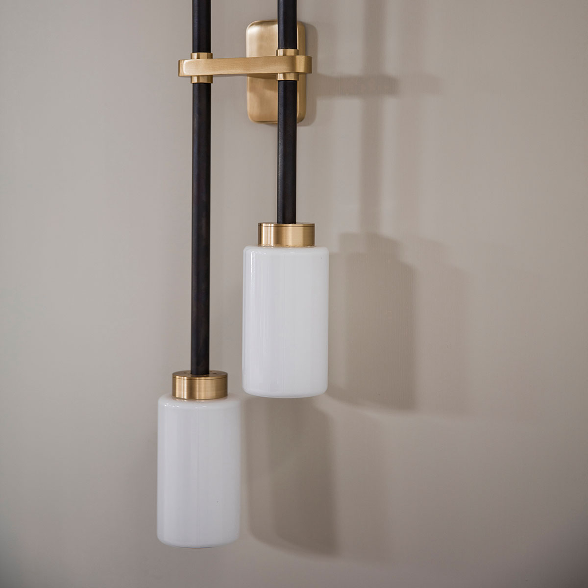 Bert Frank Farol Double Wandleuchte, H: 79 cm, 4-flammig Left-hand, Opalglas aus Messing und Glas – britische Luxusleuchte, sanftes Licht, Farol-Serie mit mediterraner Eleganz Perfekt für Flur oder Schlafzimmer: Bert Frank Farol Double Wandleuchte, H: 79 cm, 4-flammig Right-hand, Rauchglas aus poliertes Messing und Glas – sanftes Licht