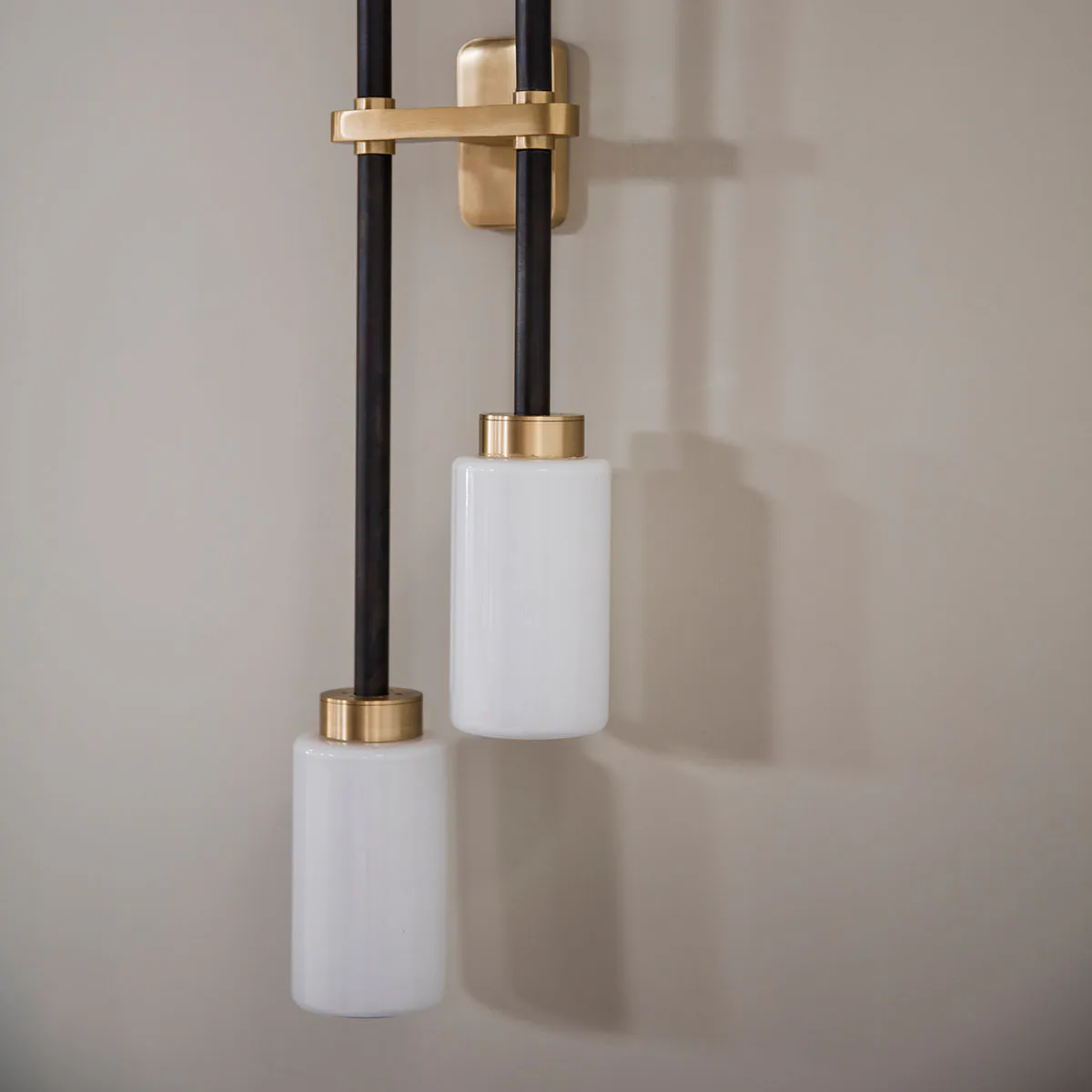 Bert Frank Farol Double Wandleuchte, H: 79 cm, 4-flammig Left-hand, Opalglas aus Messing und Glas – britische Luxusleuchte, sanftes Licht, Farol-Serie mit mediterraner Eleganz Perfekt für Flur oder Schlafzimmer: Bert Frank Farol Double Wandleuchte, H: 79 cm, 4-flammig Right-hand, Rauchglas aus poliertes Messing und Glas – sanftes Licht