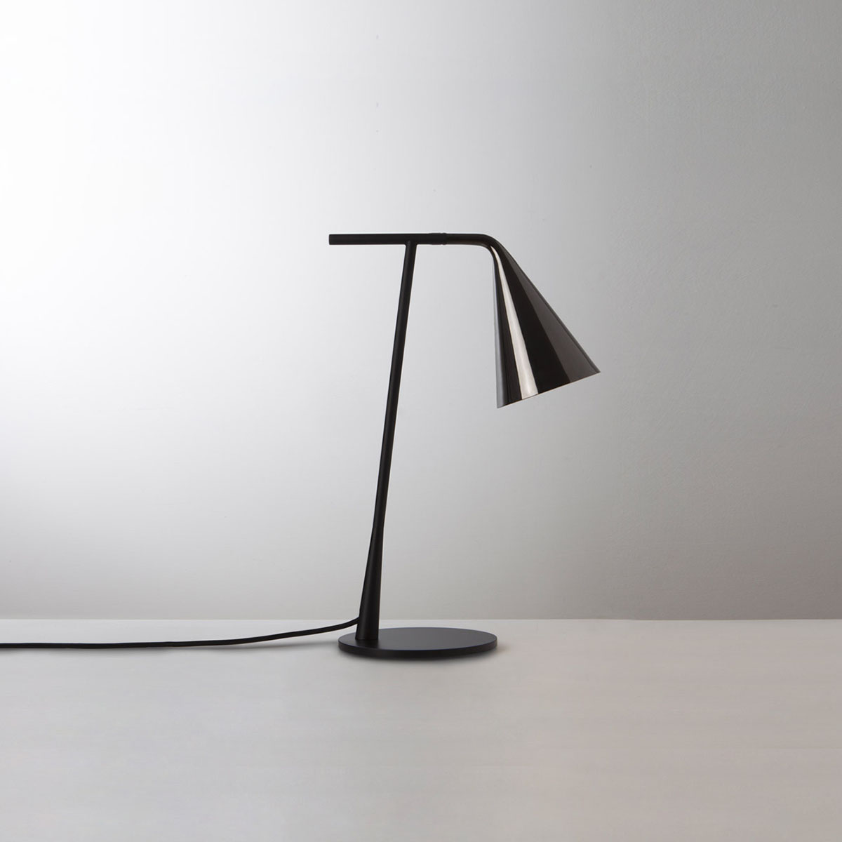 Gordon 561.31 Tischleuchte H: 45 cm, Schwarz Matt Gordon 561.31 Tischleuchte H: 45 cm, Schwarz Matt & Schwarz Chrom