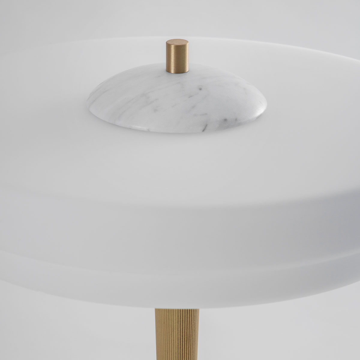 atmosphärisches Licht: Bert Frank Trave Tischleuchte, H: 40,5 cm, Weiß – gefertigt aus poliertes Messing und Glas und Marmor, luxuriöse Verarbeitung