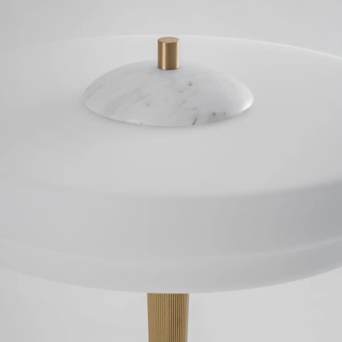 atmosphärisches Licht: Bert Frank Trave Tischleuchte, H: 40,5 cm, Weiß – gefertigt aus poliertes Messing und Glas und Marmor, luxuriöse Verarbeitung