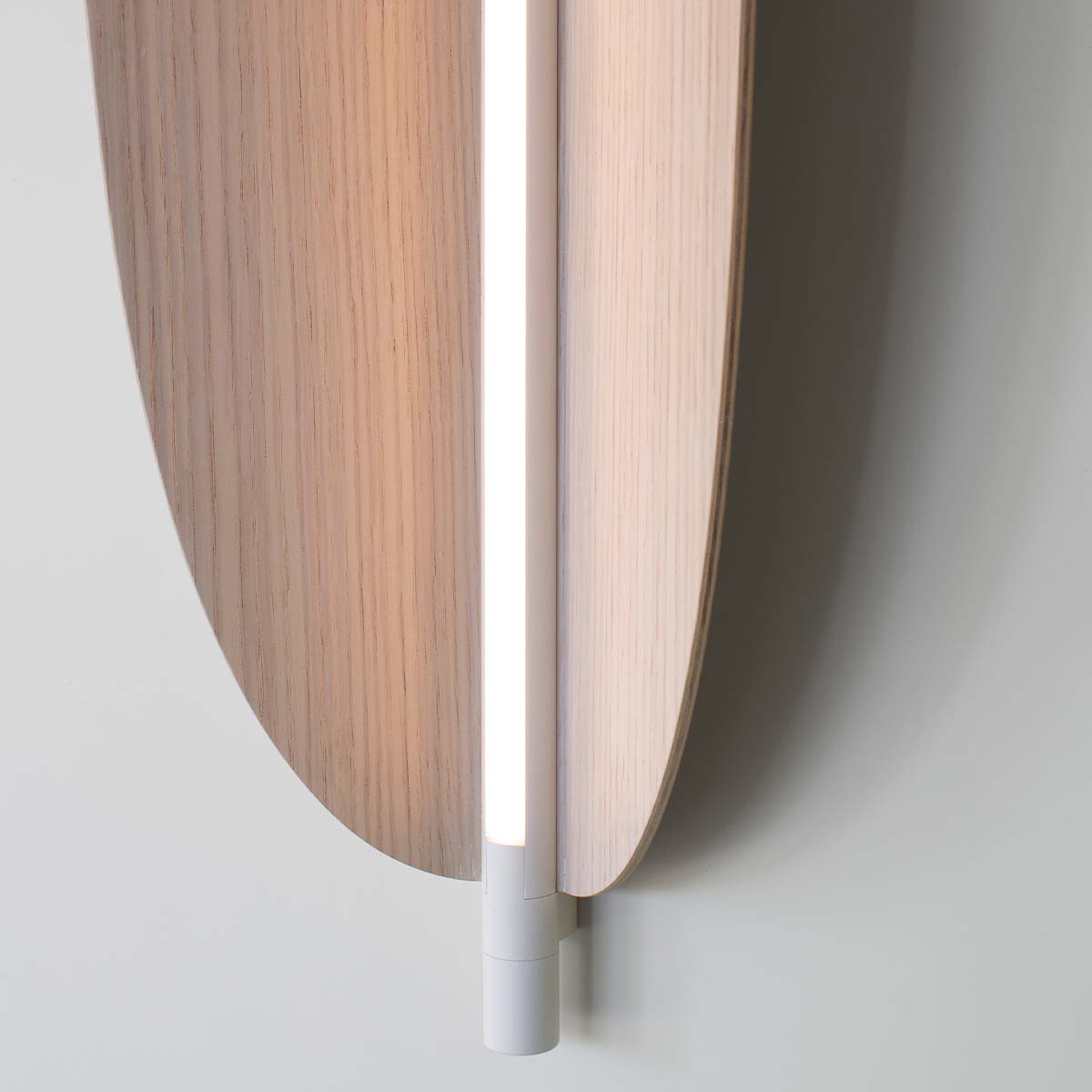 TOOY_Thula_562_42_mood TOOY Thula 562.42 Wandleuchte, H: 67 cm, B: 25 cm, Sandschwarz / Nickel satiniert, Helle Eiche