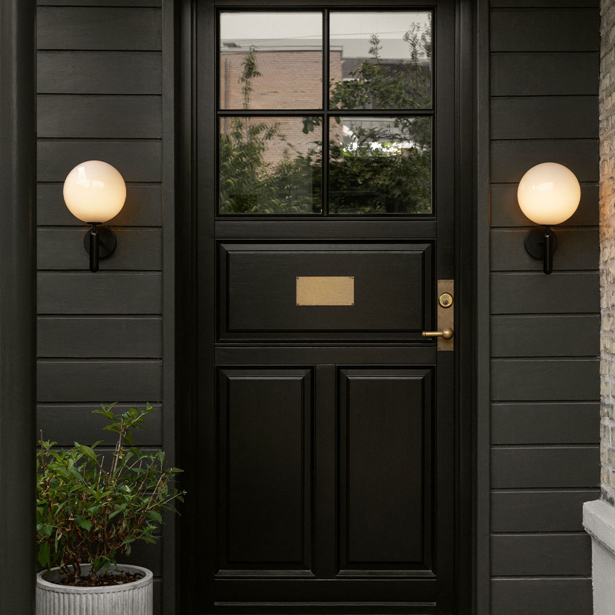 Miira Outdoor Wandleuchte, Ø: 22,5 cm, H: 35,5 cm, Schwarz, Glas transparent Miira Outdoor Wandleuchte, Ø: 22,5 cm, H: 35,5 cm, Dunkelbronze, Opalglas