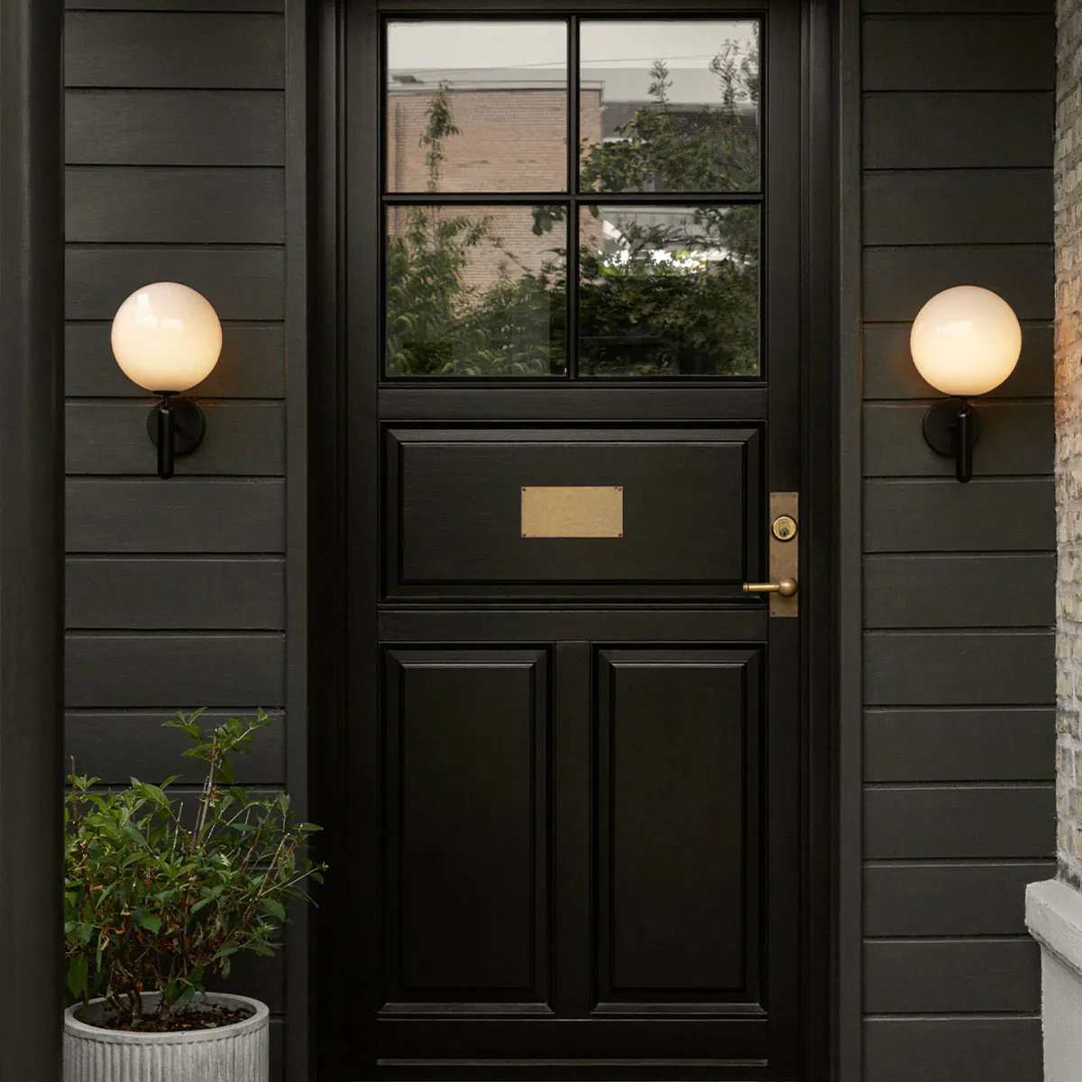 Miira Outdoor Wandleuchte, Ø: 22,5 cm, H: 35,5 cm, Dunkelbronze, Opalglas