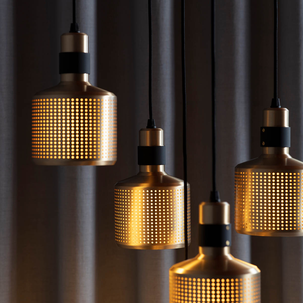 atmosphärisches Licht: Bert Frank Riddle Cluster Hängeleuchte, 5-flammig, Messing – gefertigt aus poliertes Messing, luxuriöse Verarbeitung, Riddle-Serie mit exklusiven Designer-Wandleuchten Perfekt für Esszimmer oder Lounge: Bert Frank Riddle Cluster Pendelleuchte, 5-flammig, Schwarz aus Messing – atmosphärisches Licht