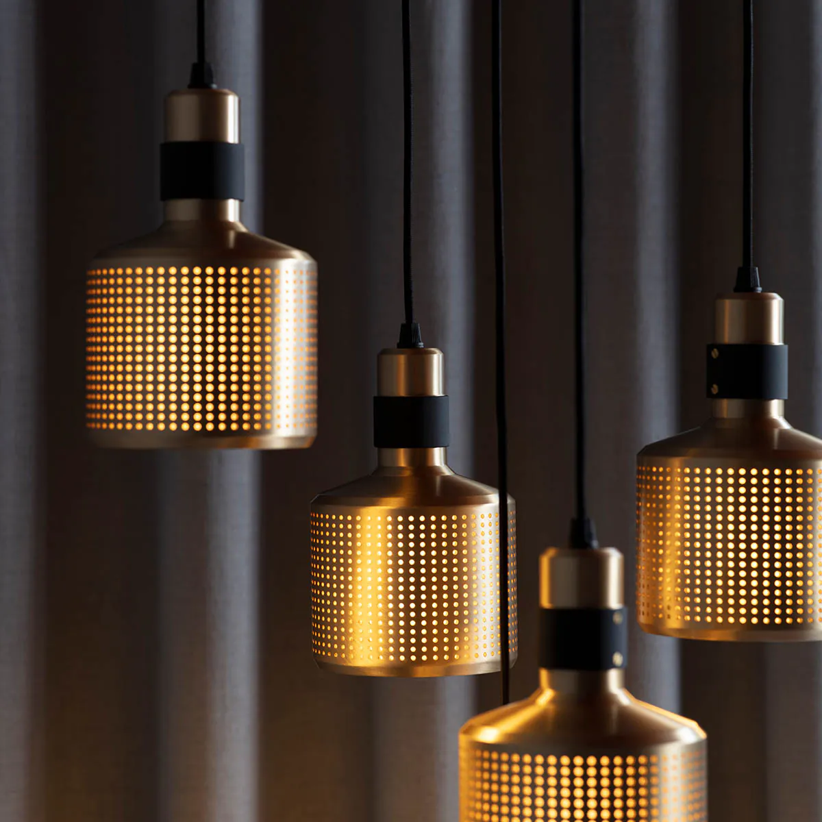 Perfekt für Esszimmer oder Lounge: Bert Frank Riddle Cluster Pendelleuchte, 5-flammig, Schwarz aus Messing – atmosphärisches Licht