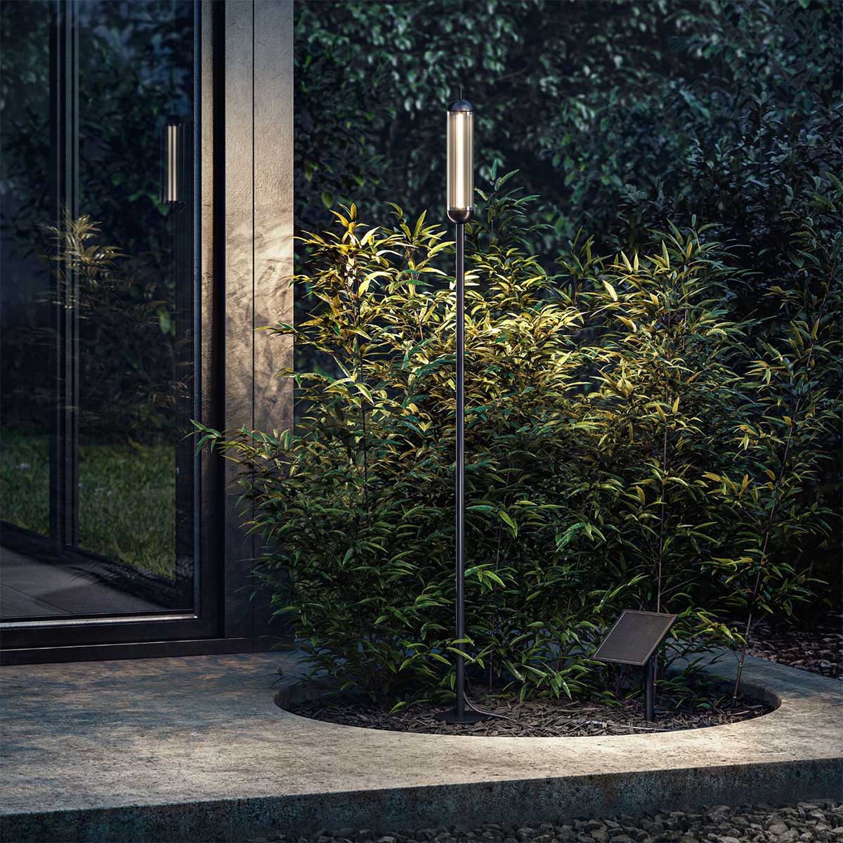 Stabförmige schwarze Erdspießleuchte im Garten vor dem Haus