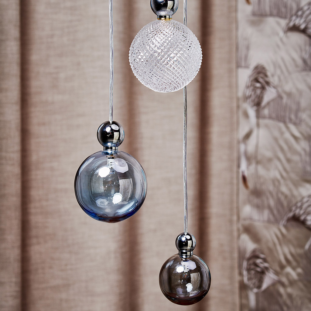 Ebb & Flow Uva Pendelleuchte M Ø 7 cm Uva Pendelleuchte M Ø 7 cm, Obsidian, Silber, mit Einzelbaldachin Obsidian Pendelleuchten – Designleuchte, handgefertigt für Wohnzimmer Ebb & Flow Uva Pendelleuchte L Ø 10 cm Uva Pendelleuchte L Ø 10 cm, Ruby, Gold, für Multi-Baldachin Ruby Pendelleuchten – Ambiente Beleuchtung, LED Beleuchtung für Schlafzimmer